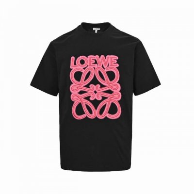 Loewe 罗意威 荧光粉刺绣Logo短袖 Logo精致升级，灵感源自八十年代复古，采用定制面料。添加杜邦公司Sorona 索罗娜 材料，亲肤性好、改善缩水，同