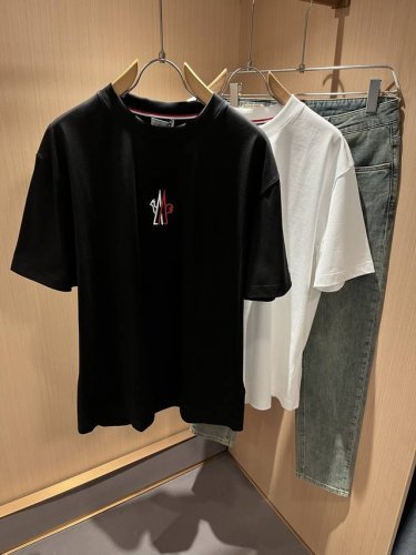 moncler蒙家 2025春夏最新男女同款贸易订单短袖T恤，全品相！！网红款！采用Logo图案刺绣设计！上身舒适透气，不僵硬，整体有着丰富的立体感，品质出口订