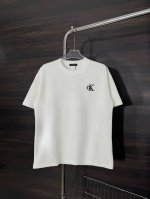 款号：He239 Calvin Klein-Ck背后字母钢印圆领短袖 面料采用2 克双股双纱纯棉面料，手感舒适柔软，上身舒适透气，领口采用同缸同色罗纹，不紧绷，