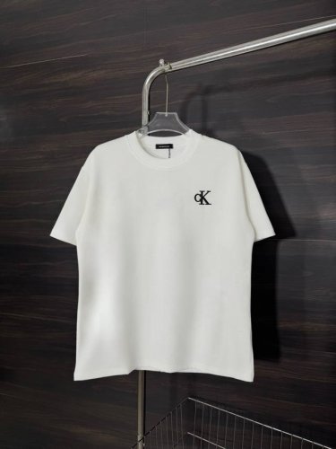 款号：He239 Calvin Klein-Ck背后字母钢印圆领短袖 面料采用2 克双股双纱纯棉面料，手感舒适柔软，上身舒适透气，领口采用同缸同色罗纹，不紧绷，