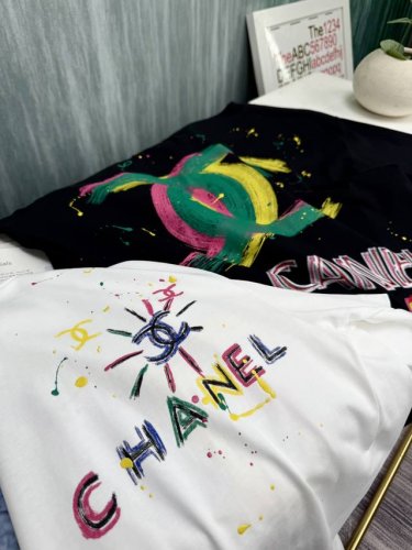 chanel 25Ss夏季新品T恤 印花+手绘工艺圆领休闲短袖 定制32支精梳棉 配色鲜亮 情侣款 潮人必备 颜色 黑色 白色 码数 S-Xl