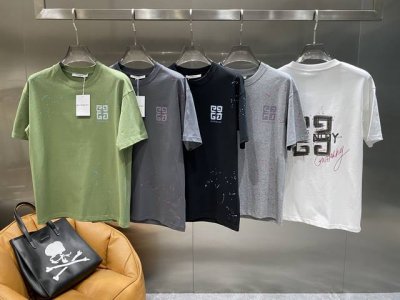 纪家 纪梵希T恤超个性 干净简约，背后独特的黑色“G”字图案搭配红色泼墨和手写字体，个性又时尚，走在街上回头率绝对爆表 。面料舒适亲肤，质感很棒。S-Xl 隔天