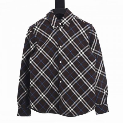Burberry巴宝莉Bbr 菱格法兰绒羊毛衬衫外套 选用羊毛法兰绒面料打造，于意大利工坊精纺而成。面料原柒厂70%羊毛成分，30%全精梳棉，经过特殊工艺处理后