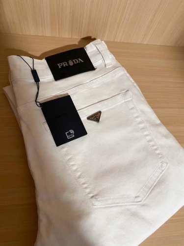 prada 春夏最新款小直筒牛仔裤， 采用客供面料舒适透气，后兜精美刺绣 彰显品牌特征，时尚潮流简单易搭配因此已成为最大卖点之一而性价比又极高，没有颜色冲突的困