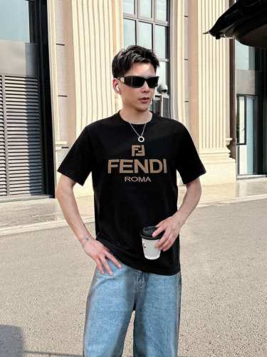 fend*芬家 2025春夏新款男女同情侣款休闲宽松棉质圆领短袖T恤衫！贸易公司渠道稀出，同步官网发售 ！ 2025春夏最新系列，经典时尚设计元素，为全新系列注