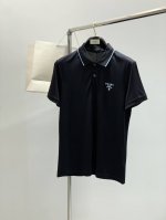 prada 普拉达，2025夏季最新品，专柜同步有售，时尚休闲翻领短袖T恤，进口原版面料，做工极为复杂，唯一可以做代购级别的渠道狠货，顶级印花工艺字母图案Log
