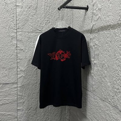 LV 路易*2025春夏新款 经典红色黄色字母 立体植绒工艺设计 定制双纱平纹纯棉面料 短袖T恤 男女同款 尺码： S 90-130斤 M 120-150斤 L