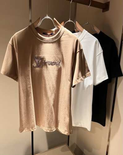 louisvuitt*路易*登 2025春夏全新系列单品上线，非常时髦前卫的一款男女同款短袖T恤，标识Logo图案刺绣修饰！区别于以往的不同，宣示品牌传承多年的