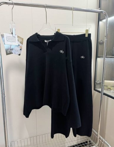 品名：Alo 慵懒老钱风针织polo套装 尺码：M.L 颜色：黑色 松弛精致的套装，谁穿谁是老钱富三代，人越富衣越素，有一种恰到好处的松弛感。这种简简单单的衣服