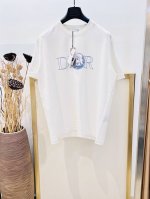 p270。Size：S/M/L/Xl 雾霾蓝/白两色 男女同款 Dio*迪奥2025Fw春夏系列这款 T 恤展示来自本季 Di*R And Hylton Nel