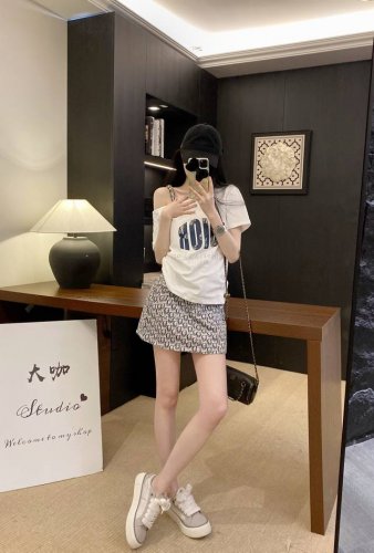 dio* 2025Ss新款短袖短裙短袖做斜肩设计 前面烫钻图案搭配满印A字版型牛仔裙 一套超美 蓝色Sml 短裙 白色Sml 短袖