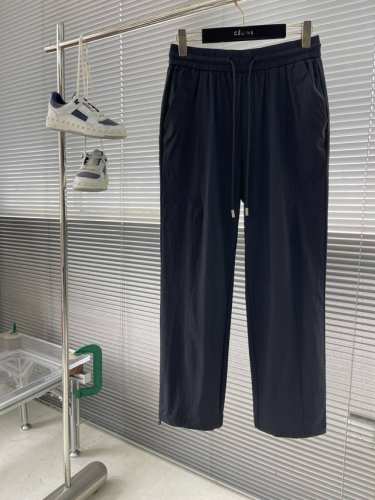 Mon 2025春夏薄款 经典百搭 松紧腰直筒休闲裤！经典实穿的款式 后口袋标志点缀设计 精美的五金抽绳与五金辅料 很有细节感 穿脱方便的松紧腰抽绳 两侧插袋