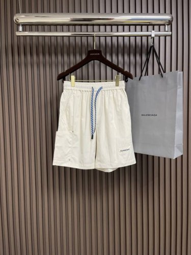 Burberry 2025Ss夏季新款沙滩短裤，简约而又不简单的一款，字母Logo徽标搭配撞色腰绳织带，简洁利落又清爽，细节都很到位。尺码：48-56