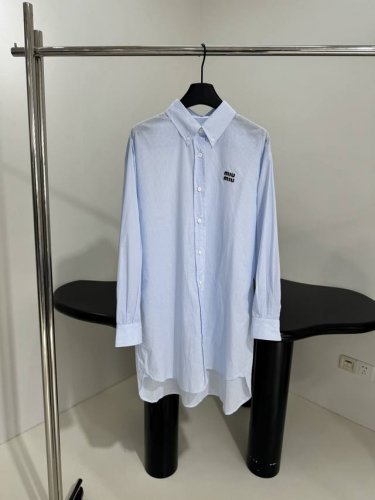 25新品男友风长款衬衫 色织条纹面料 饰有品牌标识徽标刺绣 翻领领口 纽扣开合 男友风廓形设计 曲线弧形下摆 男女同款 浅蓝色 L