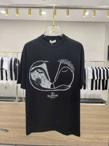 新品 Valentino 男士时装款圆领短袖T恤，贸易公司洋行货，高级限定款，25年春夏新品，明星级人气单品！ 客供埃及进口顶级面料，甄选尼罗河区域光照极好的上