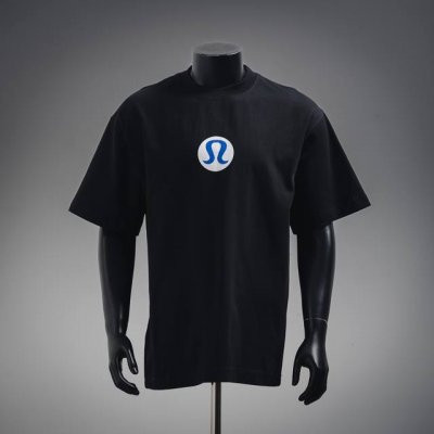 Lululemon露露圆圈字母标识印花圆领短袖T恤 版型大 宽松有型且区别低版本瘦长版型上身拉胯 百分百承诺:顶级品质不做快餐货市面最高版本 顶级品质，280G