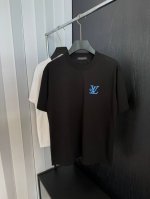 Lv 2025Ss春夏新款短袖 全棉平纹面料打造 再洗水定型 磨破工艺 前胸刺绣工艺 高品质 手感柔软 定制面料 做工精细 男女同款 黑色 白色 S M L X