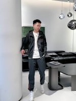 p600 普拉达 24秋冬新款面料质感柔软细腻。经典立体拉链搭配阔腿直筒裤！一套上身高级帅气！原版定制配色拼接工艺低调奢华。两侧织带拼色元素呈现张弛有度的运动感