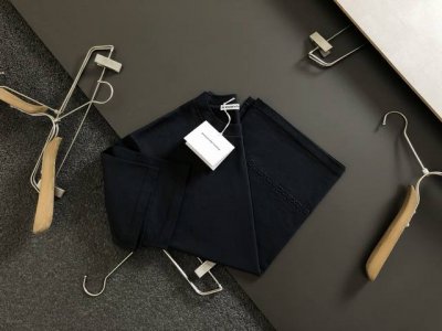 want 微宽版型S-Xl 25早春最新纯色百搭压花工艺重磅短袖，高端品质专柜原单圆领短袖，顶级制作工艺进口面料，专柜款独特设计，采用进口高端订制进口丝线手感一