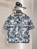 dio*2025新品上架 印花短袖短裤套装 定制Yb进口斜纹稠材质 透气舒适 质感十足 常规半开襟翻领上衣短裤套装裁剪 凸显品牌格调 通体以素描风格勾勒 组合成