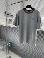 Gucc 25Ss新款短袖T恤以轻质针织棉打造，缀饰Gucc标识贴饰和红绿织带滚边。 码数：S.M.L.Xl. 衣长