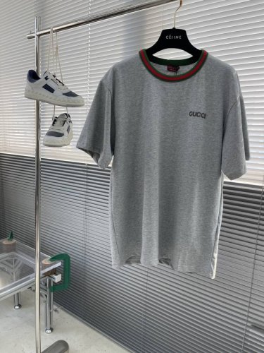 Gucc 25Ss新款短袖T恤以轻质针织棉打造，缀饰Gucc标识贴饰和红绿织带滚边。 码数：S.M.L.Xl. 衣长