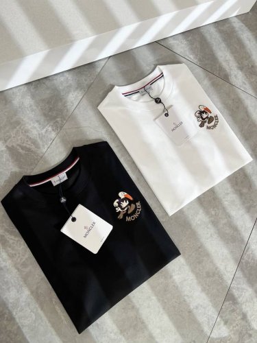 Moncler蒙家 2025春夏最新男女同款贸易订单短袖T恤，全品相！！网红款！采用Logo图案刺绣设计！上身舒适透气，不僵硬，整体有着丰富的立体感，品质出口订
