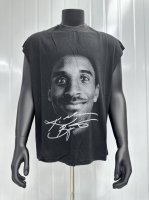Vt011 Young Kobe Tee科比 永远的黑曼巴纪念签名限定人像印花水洗做旧坎肩无袖T恤 小领口设计 白墨数码直喷印花 手工磨破工艺 高街复古重磅做旧