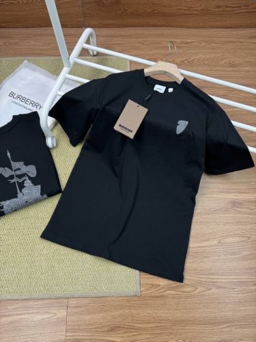 纯原臻品 顶级原版复刻 Burberry博柏利战马骑士印花经典百搭舒适宽松休闲纯色 圆领套头短袖T恤 情侣款 厌倦了千篇一律的穿搭？Burberry这款印花短袖