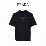 prada普拉达Prd 纯色压胶字印花短袖T恤 正品9030购入开发，采用50支双股精梳棉面料，领口1*1索罗纳罗纹，胸口硅胶压花，布匹酵洗，定制1：1商标，宽