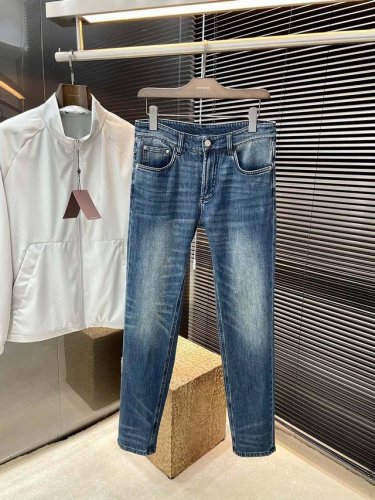 vltn- 华伦天奴 2025春夏季新款牛仔裤 进口意大利高定牛仔面料 时尚休闲 常规版型 微弹力面料 面料舒适柔软，突破常规牛仔的面料手感，不闷热，舒适感极佳