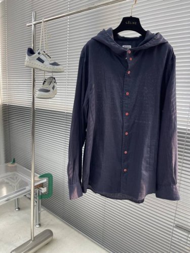 kiton 亚麻连帽衫｜解锁春夏慵懒时髦的正确答案 透气亚麻×松弛感剪裁 用天然肌理撑起不费力的高级感 自带慵懒滤镜，宽松剪裁藏肉显瘦，包容所有舒展姿态，居家是