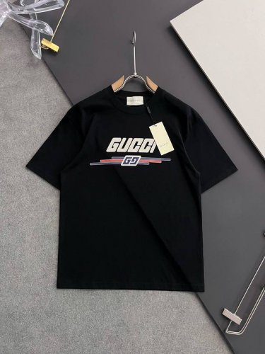 Gucc* 最新款短袖T恤，独家260克重磅打造、休闲时尚的尚佳之选。定制高支80支双股纯棉密柔面料、亲肤性极佳。尺码：M-3Xl
