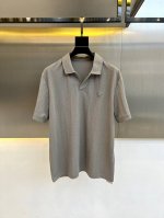 阿玛尼、高端定制V领休闲风25男士麻料Polo衫，经典商务男装，男装界的天花板，高质感的简约Tee，这款麻料衫，%50棉、%48锦纶、2%亚麻、精准到每一针的细