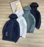凯乐石M8 连帽软壳外套 最新男女同款 用途:徒步 山地生活 材质:54%锦纶36%聚酯纤维10%氨纶版型:合体版 功能特点: 专为徒步及山地生活设计，兼具防风