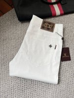 p200 lv 2025春夏高级时装感，超柔牛仔面料 , 浅色洗水牛仔裤。 面料很特殊，超细精仿棉纱混纺，超柔舒适感。 具备牛仔随性感 ,休闲感 ,有轻松感 ,