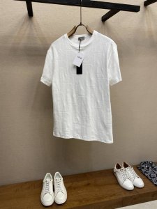 Dior 浮雕提花圆领短袖 发售色系 深蓝 纯白 原,100购买 纯棉质平纹面料 通体提花Oblique图案 剪线提花工艺 圆领标准版型 全套辅料配备 # 纯棉