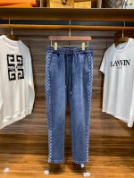 lv25新款蓝色水洗抽绳牛仔裤，男女同款侧棋盘格老花图案休闲牛仔长裤！贸易公司渠道稀出，领先官网发售！V家新款牛仔裤凭借其卓越的面料和精湛的工艺，成为了时尚奢华