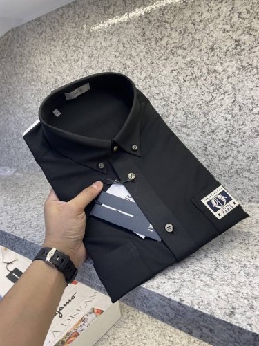 diro 迪澳25 Ss 全年常穿衬衣高货精致官网细节专柜热卖款衬衫 立挺亲肤有光泽 彰显高雅格调 天然彩贝纽扣作为点睛之笔 于细节处体现优雅不凡 独特的领钉设