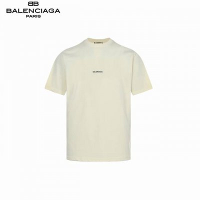 balenciaga 巴黎世家 前后刺绣短袖-米白 采用32支双纱 260克重面料 进口针织针梳棉进行制作 厚度适中 有垂感又有轮廓型 上身就是一个舒适 对微胖
