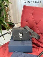 全皮 Dior新款男士马鞍邮差包作为宇宙第一仙女品牌的#Dior 女包爆款频出色 但是真的好久没出好看的男包了百 于是它来了马鞍邮差包 方形邮差设计配上经典马鞍
