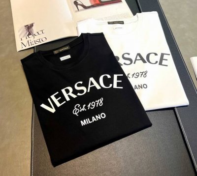 100 Versace~2025年新款春夏丝光棉200克重短袖T恤上新：范思哲新款字母设计结合硅胶工艺定制极具辨识度。即独特简单大方！是春夏入手必备短袖！ 颜色
