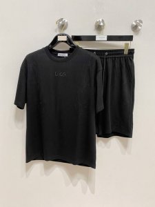 迪奥高端定制 2025春夏新款首发专柜最新款短袖短裤休闲套装 高端订制 设计前卫时尚 品牌Logo重工艺设计 高端定制纯棉面料.手感柔软.穿着舒适.专柜级别精致