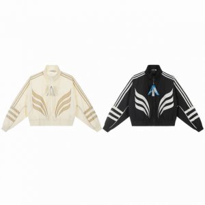 802 Adidas 阿迪达斯刺绣短款拉链开衫外套上衣夹克 材质塔丝绒材质 手感细腻 上身舒适 定制五金拉链头 原版阿迪达斯三叶草Logo 定制包装 立领设计