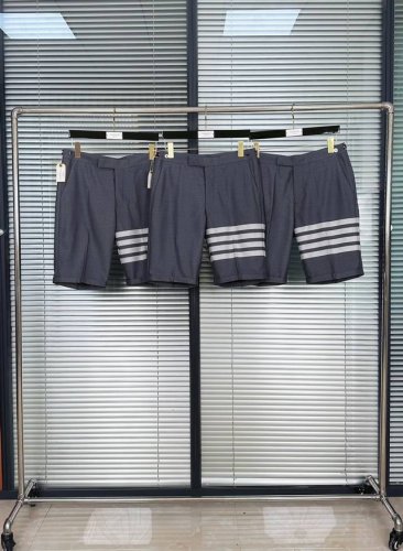 出街必备 Tb色织西装短裤 100%色织四杠羊毛面料 珠边装饰 高定Nx西服代工厂P出货 速度是慢了一点 但贵在精工细琢 版型修身挺阔 买西装必选Tb， 买Tb