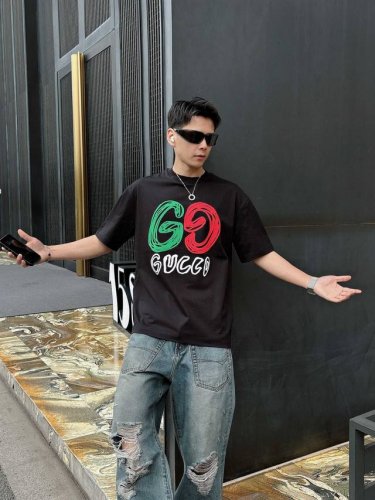 古驰 2025春夏新款首发专柜最新款短袖圆领T恤 高端订制 设计前卫时尚！品牌Logo重工艺设计 高端定制丝光云朵棉面料.手感柔软.穿着舒适.专柜级别精致车线.