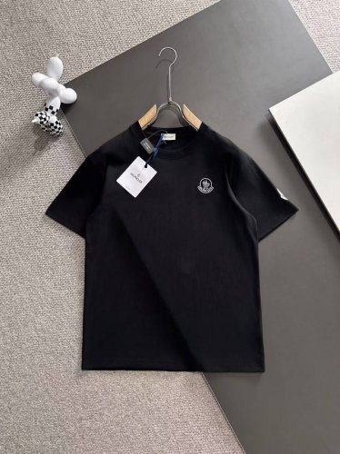 moncler蒙口* 2025春夏款上新 原高版本 蒙口 面料采用260克高密度纯棉 不变形 不缩水 工艺介绍：双线走位 前后百灵达万针刺绣 袖口经典臂章 颜色