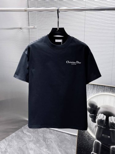 迪奥 Dior 2025Ss新款 半袖 体恤 短袖 圆领T恤，高端版本！专柜定制面料 透气舒适度高，细节无可挑剔，品牌元素设计理念，体现高品质。手感细腻柔软！呈