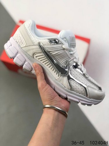 真标带半码 耐克Nike Air Zoom Vomero 5.0 采用以工程网面搭配纱线补强支撑鞋面#超软高弹泡棉中底#内置Zoom气垫装置超高配置的平民跑鞋
