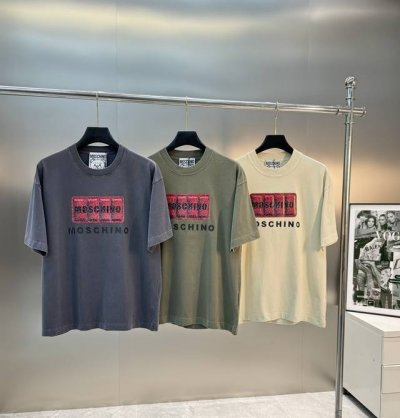 moschino莫斯奇诺25S新款圆领T恤 水洗系列.经典之作 男女同款 烫画立体设计添加爆裂感 大男孩风格 成衣选用高克重320G纯棉水洗面料制成 多到工艺水